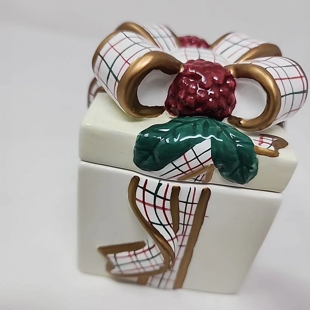 Vintage Avon China Gift Box Lidded Trinket Jar‎ Plaid Bow Ceramic Holiday Decor